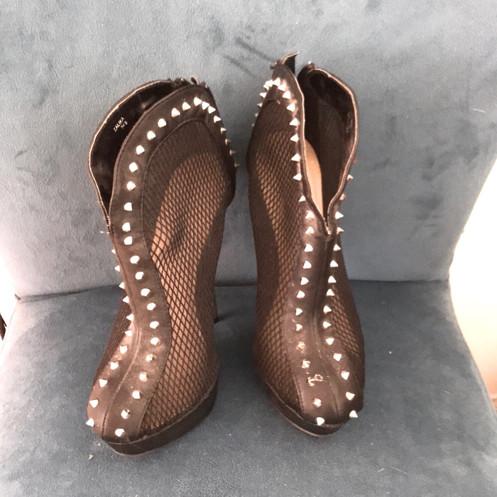 Spiked net booties